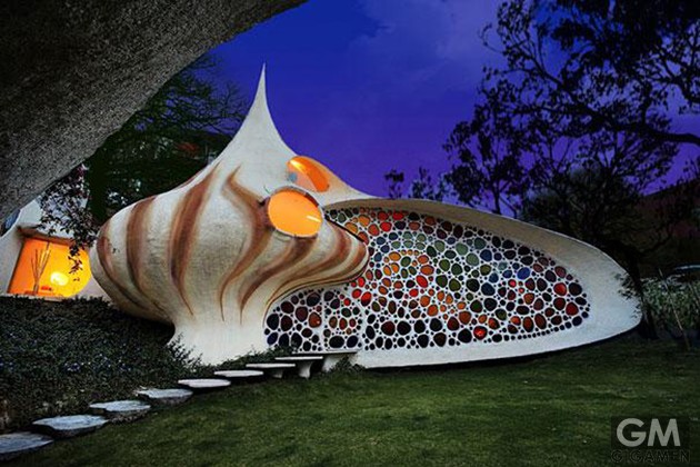 gigamen_Giant_seashell_house